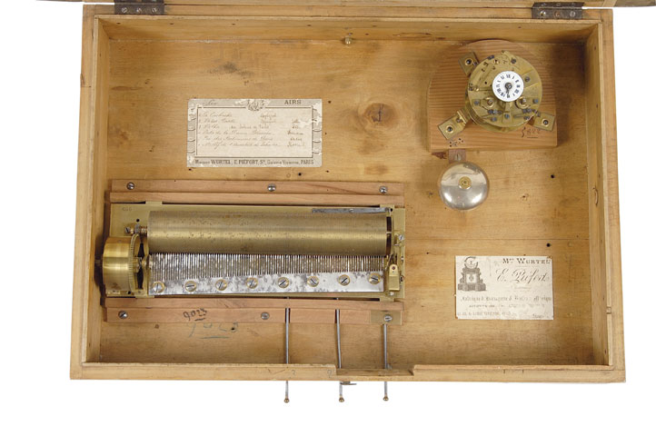 Poupée automate musicale avec mécanisme musical traditionnel à ressort de  18 lames - Référence poupée automate musicale 